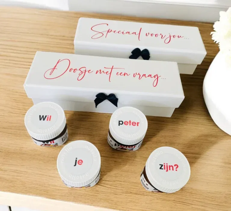 Wit verrassingsdoosje met 4 gepersonaliseerde mini nutella's