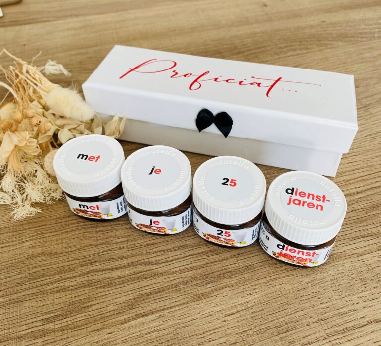 Wit verrassingsdoosje met 4 gepersonaliseerde mini nutella's