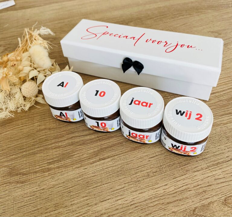 Wit verrassingsdoosje met 4 gepersonaliseerde mini nutella's