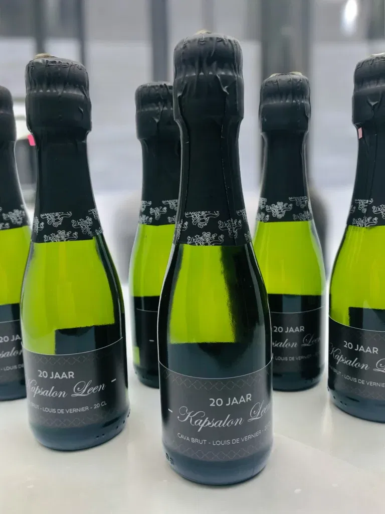 Mini cava flesjes met gepersonaliseerd etiket als eindejaarsgeschenk