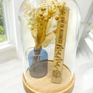 Glazen stolp met droogbloemen en persoonlijke boodschap