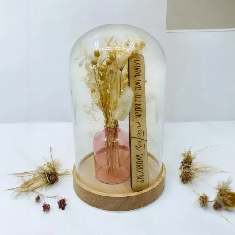 Glazen stolp met droogbloemen en persoonlijke boodschap